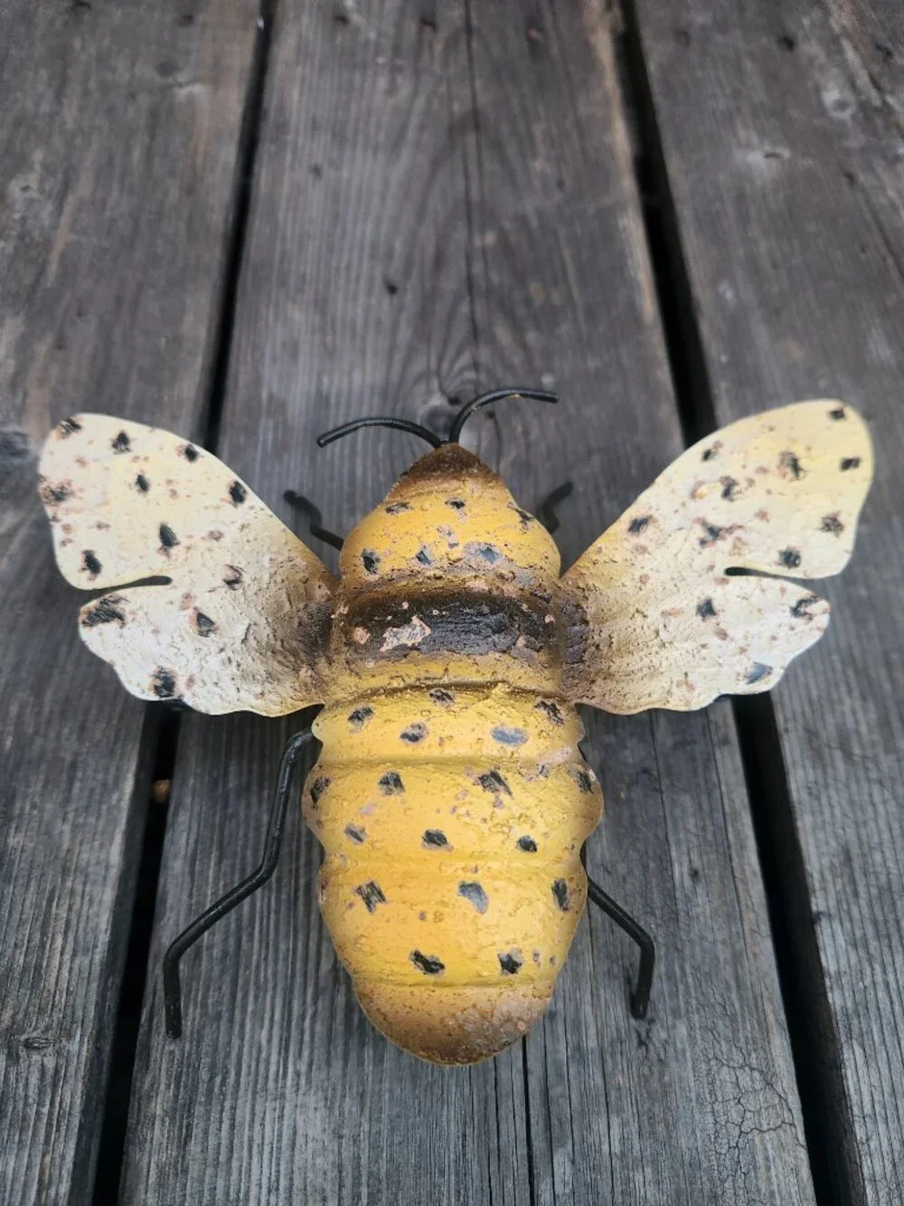 7 Inch Rustic Metal Bee Wall Hanging Garden Decor (SML)